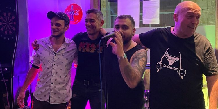 Álvaro «Cocker», vocalista peñarandino de «Sin Matiz»: «nuestro mayor sueño no es más que lo que estamos haciendo, disfrutar haciendo lo que nos gusta rodeados de la gente que queremos»