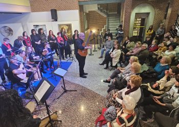 El taller de canto popular llena Peñaranda de sones navideños en su recital en el zaguán del Centro de Desarrollo Sociocultural