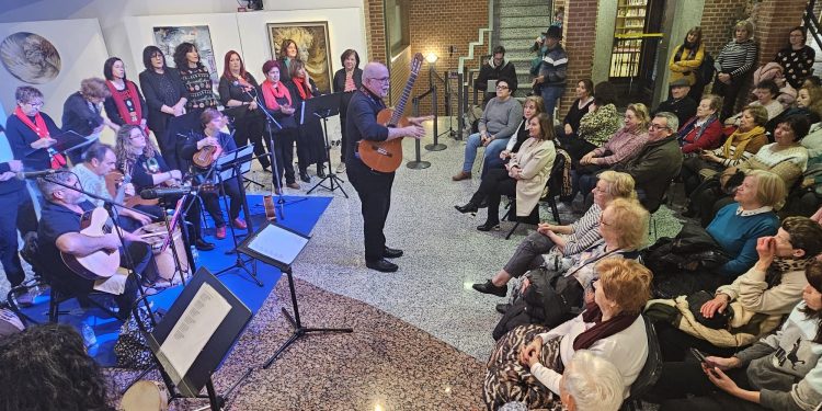 El taller de canto popular llena Peñaranda de sones navideños en su recital en el zaguán del Centro de Desarrollo Sociocultural