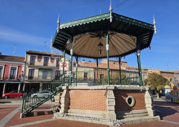 Peñaranda amplía el alumbrado navideño a la plaza de España y decora el popular templete con una serie de cortinas de luz led