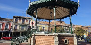 Peñaranda amplía el alumbrado navideño a la plaza de España y decora el popular templete con una serie de cortinas de luz led