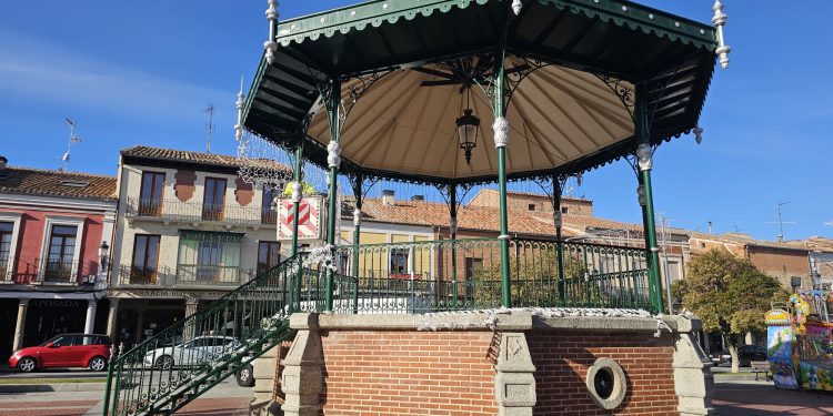 Peñaranda amplía el alumbrado navideño a la plaza de España y decora el popular templete con una serie de cortinas de luz led