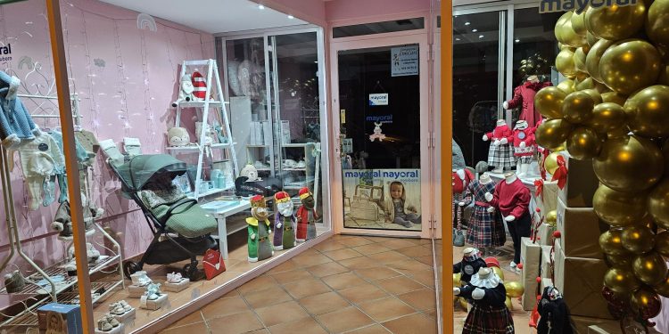 Un grupo organizado desvalija en Peñaranda y a plena luz del día una tienda de ropa infantil y productos de puericultura