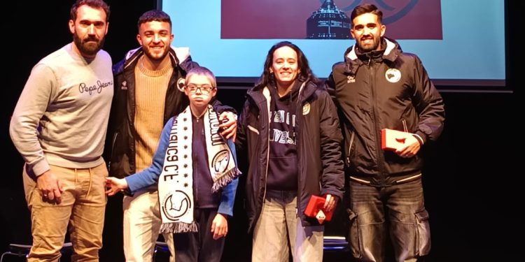 Alumnos del colegio público Miguel de Unamuno comparten en Peñaranda un encuentro con varios jugadores del Unionistas