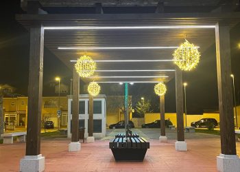Valparaíso se suma a las iniciativas para ambientar la Navidad en Peñaranda y luce ya su alumbrado en la plaza de las Culturas