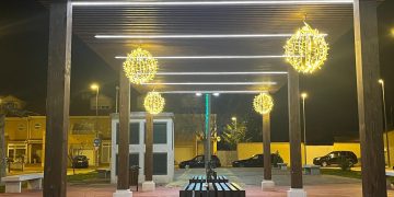 Valparaíso se suma a las iniciativas para ambientar la Navidad en Peñaranda y luce ya su alumbrado en la plaza de las Culturas