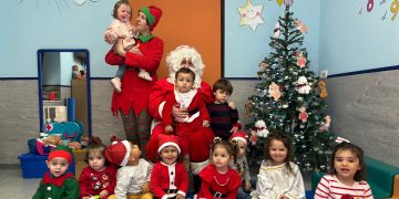 Papá Noel adelanta su visita y sorprende a los niños y niñas de la guardería de Villoria que le han recibido con gran ilusión