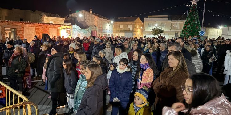 Villoruela se Mueve en su X aniversario vuelve a sorprender con un gran árbol navideño hecho con botellas de plástico reciclado