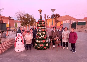 Zorita de la Frontera luce ya su decoración navideña: la asociación Zorita Vive y el Ayuntamiento colaboran en la ornamentación