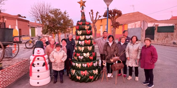Zorita de la Frontera luce ya su decoración navideña: la asociación Zorita Vive y el Ayuntamiento colaboran en la ornamentación