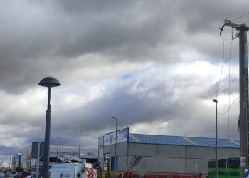 Un camión se lleva por delante el cable de una línea de alta tensión en el polígono de Peñaranda