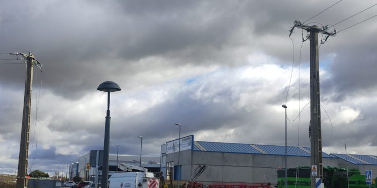 Un camión se lleva por delante el cable de una línea de alta tensión en el polígono de Peñaranda