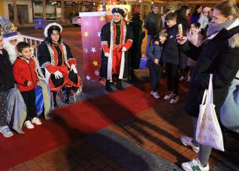 Peñaranda recibe con gran ilusión a los Reyes Magos y cientos de niños y niñas aguardan su turno en la plaza para saludarles