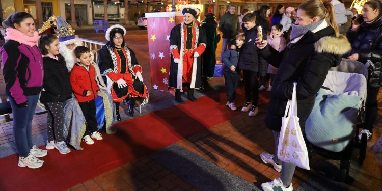 Peñaranda recibe con gran ilusión a los Reyes Magos y cientos de niños y niñas aguardan su turno en la plaza para saludarles