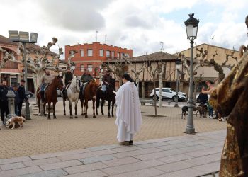 Macotera inaugura los actos festivos de San Antón en la comarca con la misa en la parroquia y la bendición de los animales