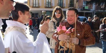 La bendición de los animales congrega en Peñaranda a perros, gatos, pájaros y hasta dos gallinas ataviadas con lazos rosas