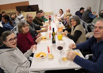 La tradicional alubiada de la Esperanza reúne en Peñaranda a un centenar de comensales y recauda fondos para el paso de palio