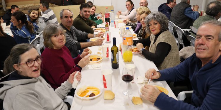 La tradicional alubiada de la Esperanza reúne en Peñaranda a un centenar de comensales y recauda fondos para el paso de palio