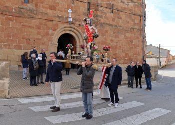 San Sebastián protagoniza la primera procesión del año en Villoruela con un breve recorrido por el entorno de la parroquia