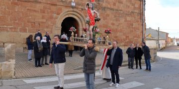 San Sebastián protagoniza la primera procesión del año en Villoruela con un breve recorrido por el entorno de la parroquia