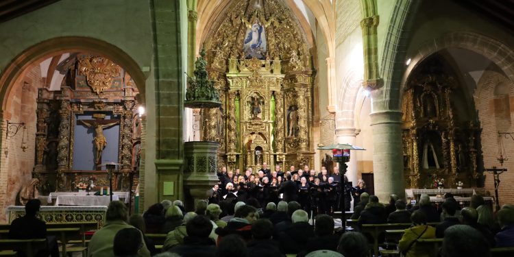 Zorita de la Frontera disfruta en su iglesia de una gran velada musical con el coro Francisco Salinas como protagonista