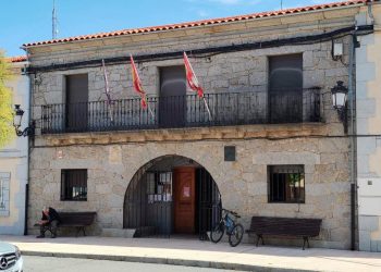 Alaraz despide a Marceliano Iglesias que fue alcalde de la villa desde el año 1994 al 2002 y conductor del autobús «La Serrana»