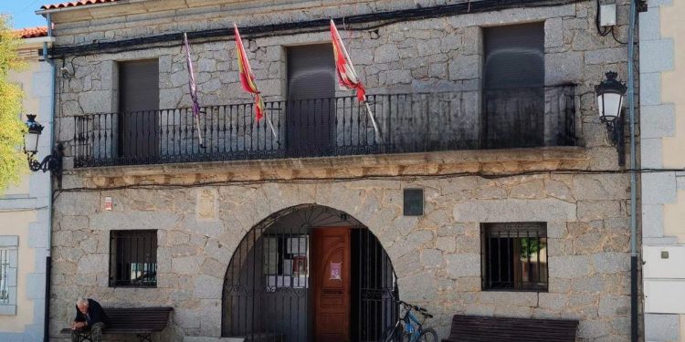 Alaraz despide a Marceliano Iglesias que fue alcalde de la villa desde el año 1994 al 2002 y conductor del autobús «La Serrana»