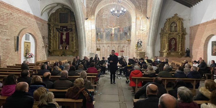Aldeaseca de la Frontera recibe en su iglesia a la Escuela de Música de Villamayor que ofrece un brillante concierto navideño