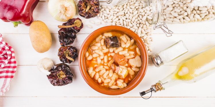 Vuelve la histórica alubiada de Los Álamos con un suculento guiso al estilo tradicional y con el toque personal del chef Helio Flores