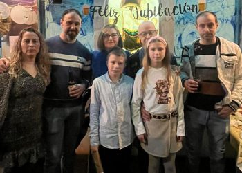 Antonio disfruta de su fiesta de jubilación en Peñaranda tras 47 años trabajando en Dulca y junto a su mujer, hijos y nietos