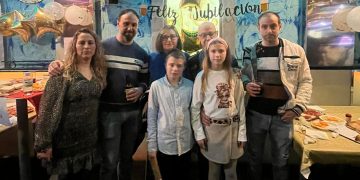 Antonio disfruta de su fiesta de jubilación en Peñaranda tras 47 años trabajando en Dulca y junto a su mujer, hijos y nietos