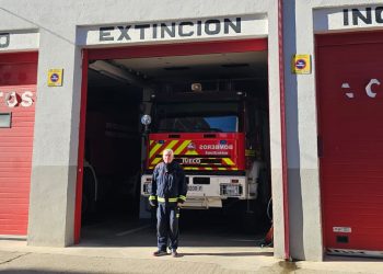 Minuto de silencio en el parque de Bomberos de Peñaranda en memoria del compañero fallecido en Fompedraza (Valladolid)