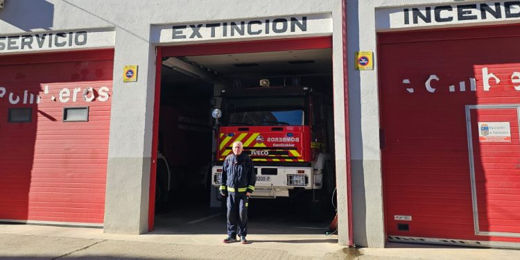 Minuto de silencio en el parque de Bomberos de Peñaranda en memoria del compañero fallecido en Fompedraza (Valladolid)