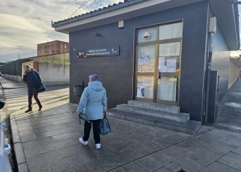La estación de autobuses de Peñaranda ya muestra los horarios actualizados de las líneas diez meses después del cierre del bar