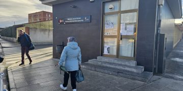 La estación de autobuses de Peñaranda ya muestra los horarios actualizados de las líneas diez meses después del cierre del bar