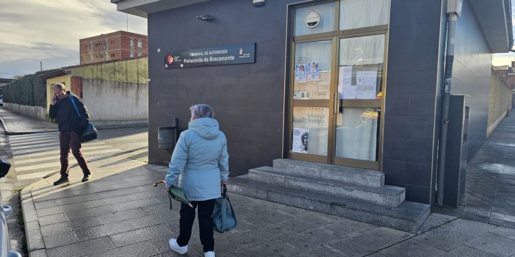 La estación de autobuses de Peñaranda ya muestra los horarios actualizados de las líneas diez meses después del cierre del bar