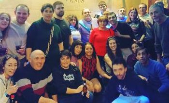 Raúl cumple 50 años y su hijo Álvaro 18 y ambos lo celebran con una gran fiesta acompañados por sus familiares y buenos amigos