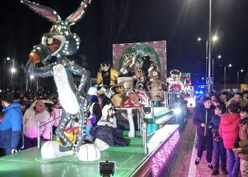 Multitudinario recibimiento a los Reyes Magos en Peñaranda con un recuerdo especial a los niños que sufren las guerras y la DANA