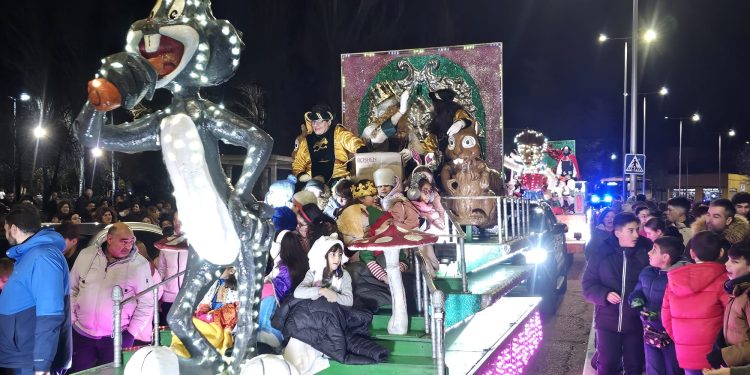 Multitudinario recibimiento a los Reyes Magos en Peñaranda con un recuerdo especial a los niños que sufren las guerras y la DANA