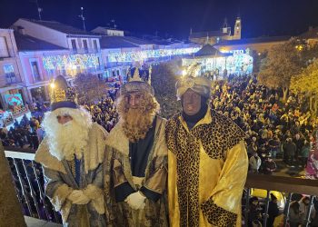 Multitudinario recibimiento a los Reyes Magos en Peñaranda con un recuerdo especial a los niños que sufren las guerras y la DANA