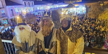 Multitudinario recibimiento a los Reyes Magos en Peñaranda con un recuerdo especial a los niños que sufren las guerras y la DANA