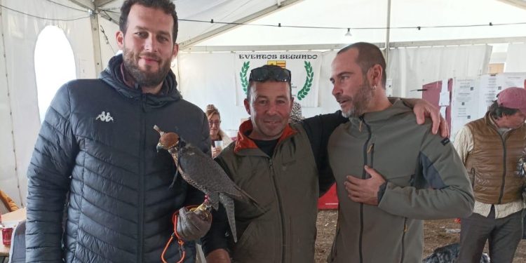 Segismundo y Rasputín, halcones del zoriteño Fran Rodero, ganan los campeonatos de altanería con perro y de paloma lanzada