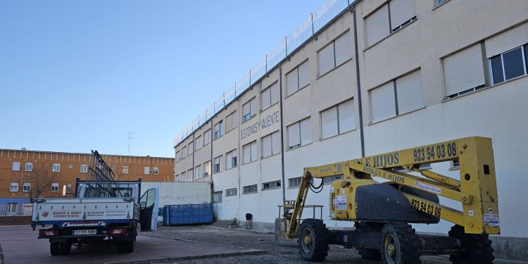 Primera intervención en el antiguo colegio comarcal de Peñaranda con la renovación total de la cubierta gravemente deteriorada