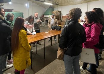 La cofradía peñarandina de Nuestra Señora de la Esperanza retoma el taller de costura en la Casa de Hermandad