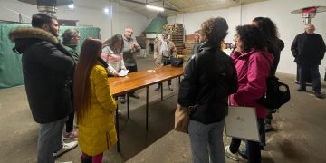 La cofradía peñarandina de Nuestra Señora de la Esperanza retoma el taller de costura en la Casa de Hermandad