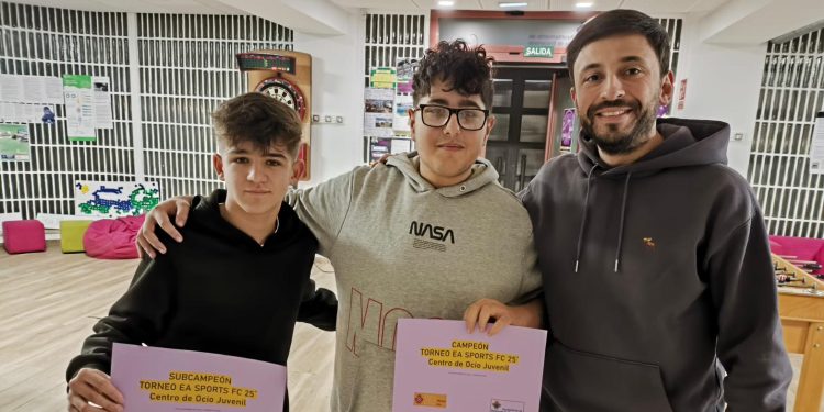 Aitor Iglesias y Álvaro González ganan el torneo navideño de FC25 celebrado estos días en el centro de ocio juvenil de Peñaranda