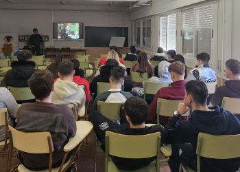 «Vacunas, antibióticos y bulos», la interesante charla que hoy ha llegado al instituto de Peñaranda con el farmacéutico Luis Marcos
