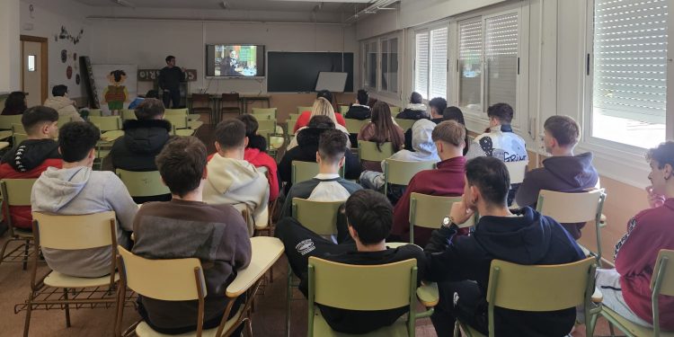 «Vacunas, antibióticos y bulos», la interesante charla que hoy ha llegado al instituto de Peñaranda con el farmacéutico Luis Marcos
