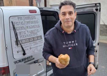 Javi, panadero en Babilafuente: «Somos de los pocos que llevamos el pan casa por casa en los pueblos porque hay gente, sobre todo mayor, que no puede venir a comprarlo aquí»