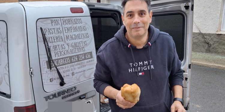 Javi, panadero en Babilafuente: «Somos de los pocos que llevamos el pan casa por casa en los pueblos porque hay gente, sobre todo mayor, que no puede venir a comprarlo aquí»